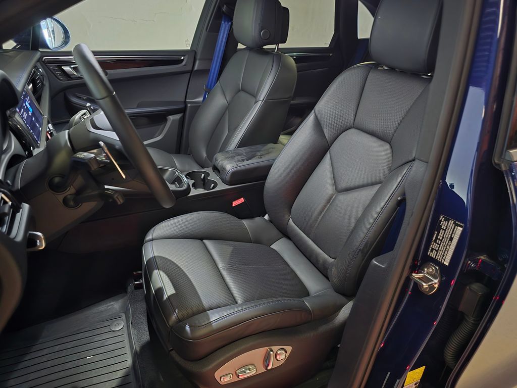 Certified 2026 Porsche Macan AWD/4WD image 5
