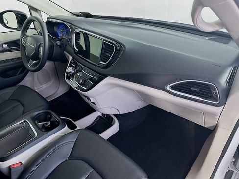 Used 2024 Chrysler Pacifica Touring-L image 30