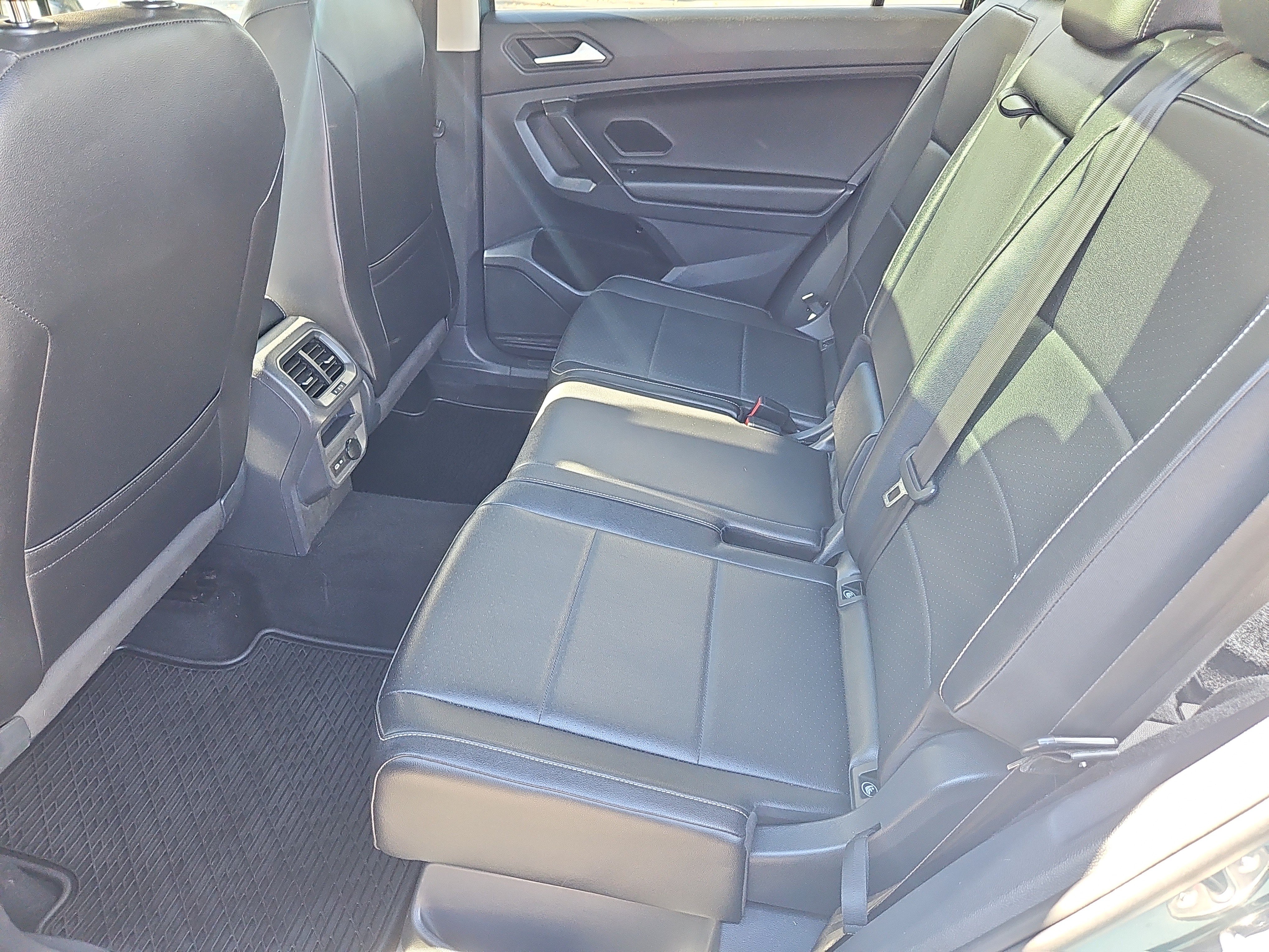 Used 2021 Volkswagen Tiguan SEL AWD/4WD image 31
