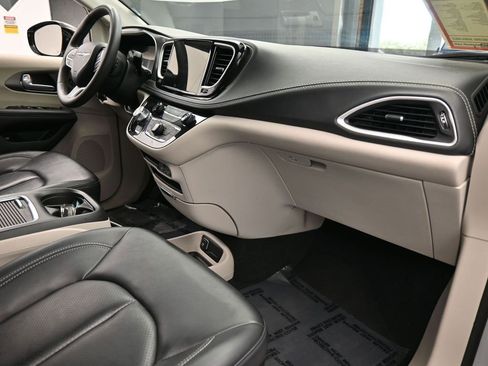 Used 2024 Chrysler Pacifica Select image 50