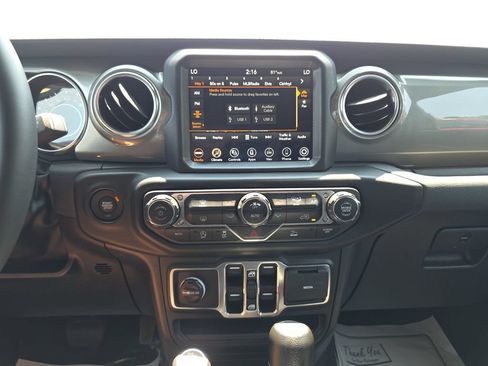 Used 2023 Jeep Gladiator Overland AWD/4WD image 20