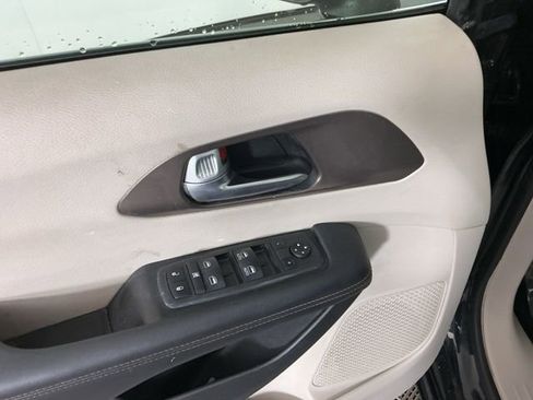 Used 2018 Chrysler Pacifica L image 13