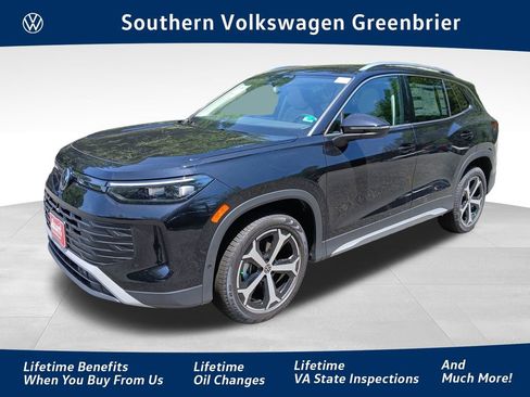 Used 2025 Volkswagen Tiguan SE image 1