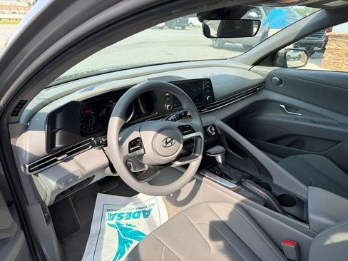 Used 2023 Hyundai Elantra SEL w/ Cargo Package FWD image 4