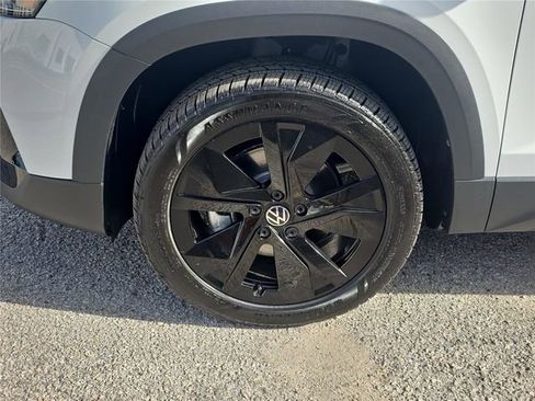 New 2026 Volkswagen Taos SE image 6