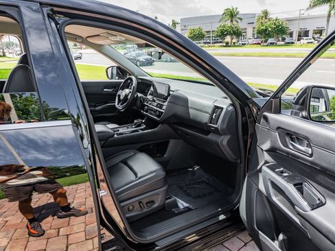 Used 2025 Nissan Pathfinder SL AWD/4WD image 33