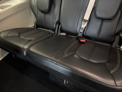 Used 2024 Chrysler Pacifica Touring-L image 14