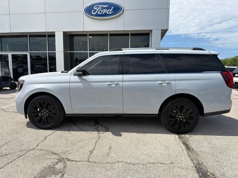 Used 2025 Ford Expedition Platinum w/ Driver's Package AWD/4WD image 4