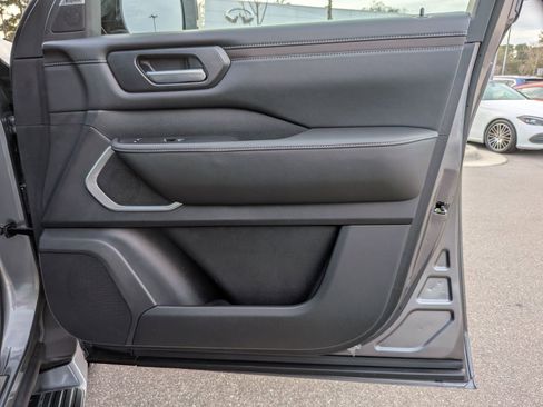 Used 2025 Nissan Armada Platinum Reserve image 37