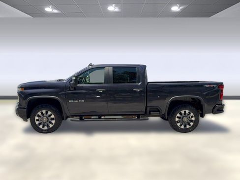 Used 2024 Chevrolet Silverado 2500 Custom AWD/4WD image 2