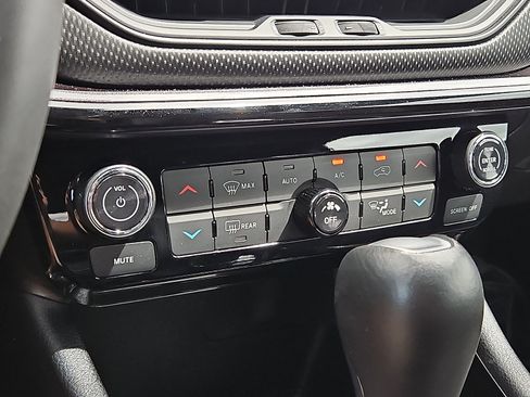 Used 2023 Jeep Compass Latitude w/ Sun and Sound Group AWD/4WD image 15