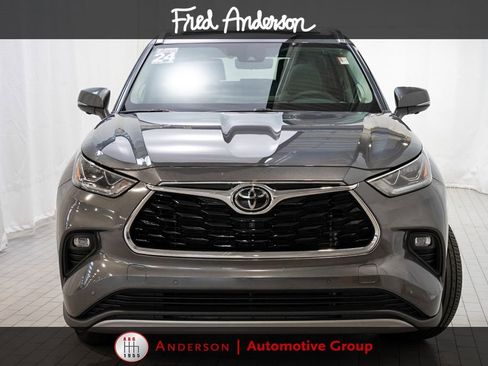 Used 2024 Toyota Highlander Platinum FWD image 2