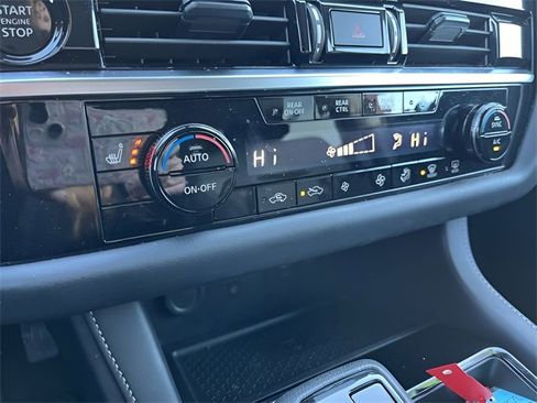 Used 2025 Nissan Pathfinder SL image 19