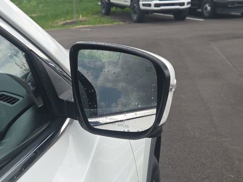 Used 2017 Nissan Rogue SV w/ SV Premium Package image 6