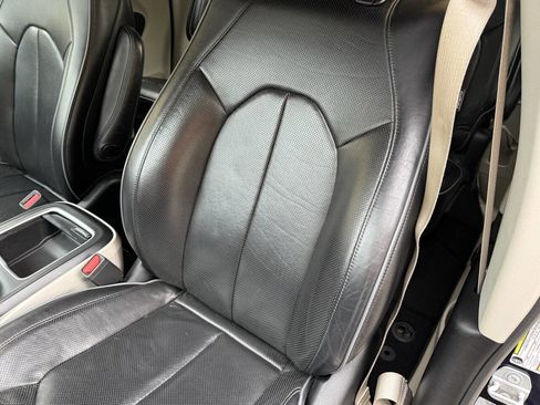 Used 2017 Chrysler Pacifica Limited w/ Tire & Wheel Group image 41