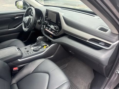 Used 2025 Toyota Highlander XLE FWD image 15