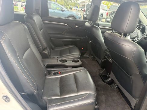 Used 2014 Toyota Highlander Limited Platinum AWD/4WD image 19