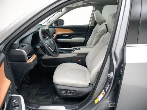 Used 2025 Toyota Grand Highlander AWD image 19