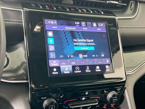 Used 2022 Jeep Grand Cherokee Laredo w/ Luxury Tech Group I image 14