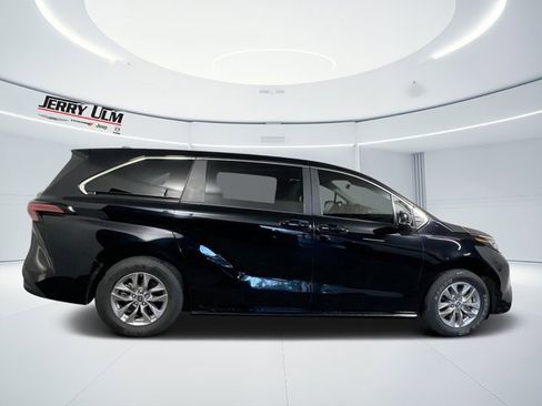 Used 2022 Toyota Sienna LE image 38