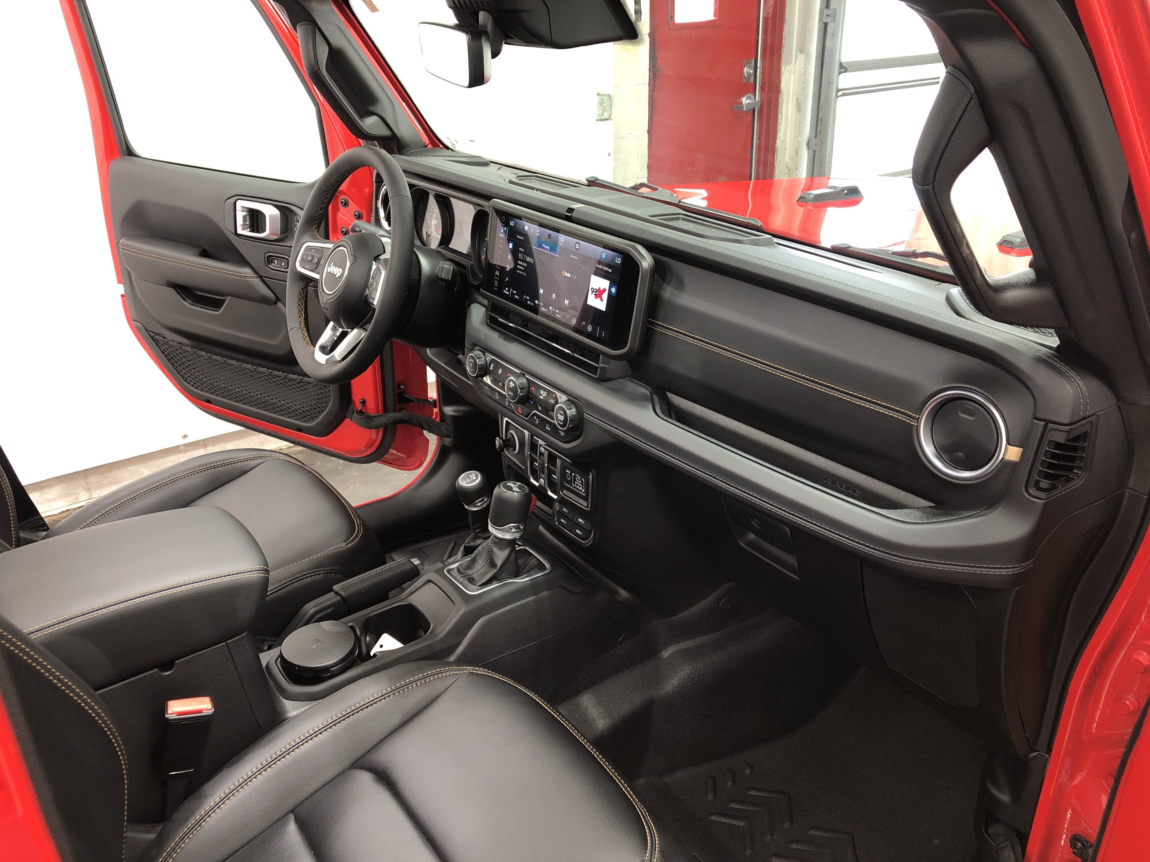Certified 2024 Jeep Wrangler Unlimited Sahara w/ Technology Group AWD/4WD image 18