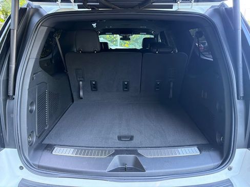 Used 2025 Chevrolet Suburban RST RWD image 18