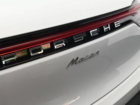 Used 2026 Porsche Macan AWD/4WD image 25