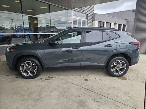 Used 2025 Chevrolet Trax LT w/ LT Convenience Package FWD image 2