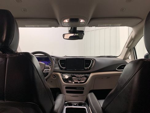 Used 2024 Chrysler Pacifica Touring-L FWD image 23