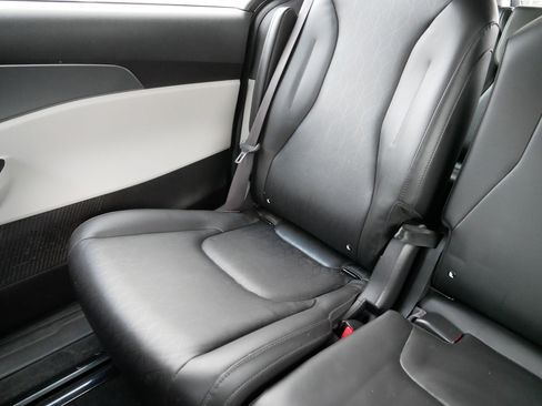 Certified 2022 Kia Carnival LX image 12