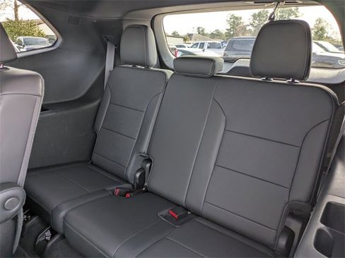 Used 2025 Buick Enclave Preferred image 11