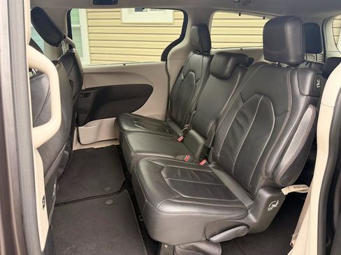 Used 2017 Chrysler Pacifica Touring-L FWD image 21