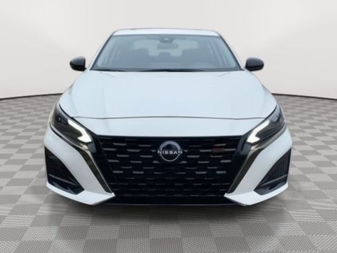 Used 2024 Nissan Altima 2.5 SR w/ SR Premium Package image 2
