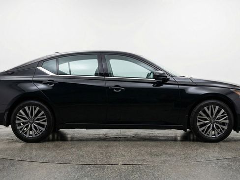 Used 2025 Nissan Altima 2.5 SV image 11