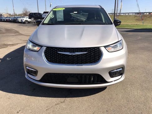 Used 2024 Chrysler Pacifica Touring-L image 8