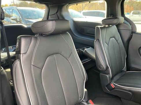 New 2026 Chrysler Pacifica Limited w/ Uconnect Theater Family Group image 35
