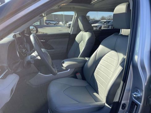 Used 2023 Toyota Highlander XLE image 8
