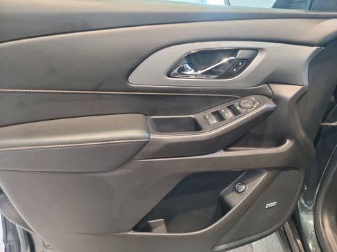 Used 2021 Chevrolet Traverse LT w/ LT Premium Package image 9