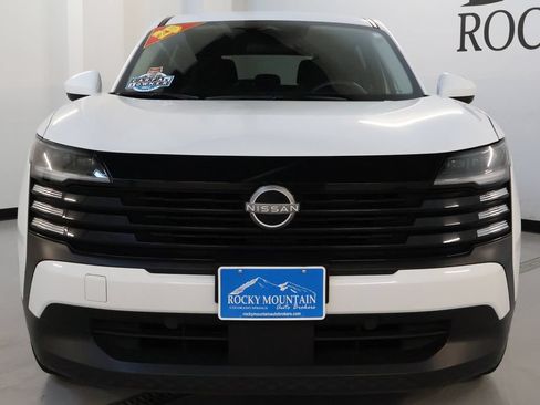 Used 2025 Nissan Kicks SV AWD/4WD image 2