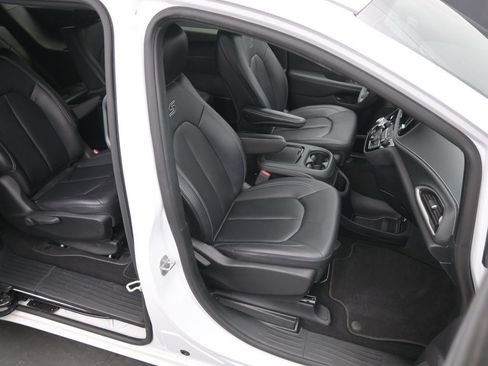 Used 2024 Chrysler Pacifica Limited FWD image 11