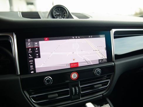 Certified 2025 Porsche Macan image 24