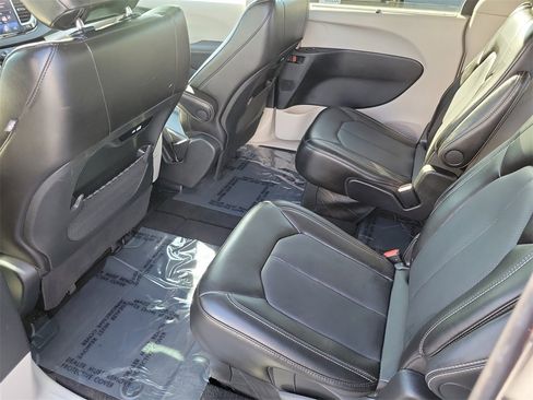 Used 2024 Chrysler Pacifica Touring-L image 22