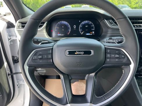Used 2025 Jeep Grand Cherokee Laredo w/ Luxury Tech Group I AWD/4WD image 10