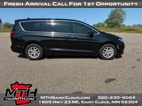 Used 2023 Chrysler Pacifica Touring FWD image 1