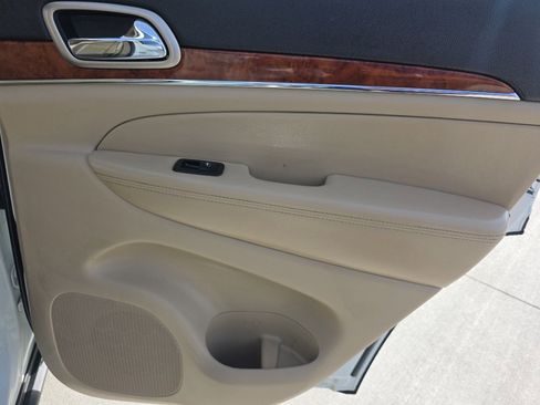 Used 2013 Jeep Grand Cherokee Limited w/ Luxury Group II image 18