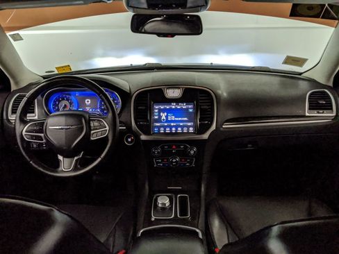 Used 2018 Chrysler 300 Limited image 7