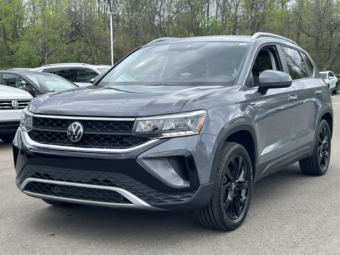 Used 2023 Volkswagen Taos SE w/ Black Wheel Package image 3