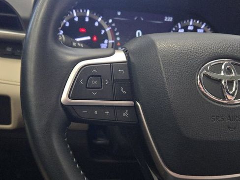 Used 2022 Toyota Highlander XLE AWD/4WD image 32