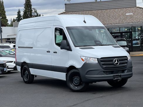 Used 2025 Mercedes-Benz Sprinter 2500 image 2
