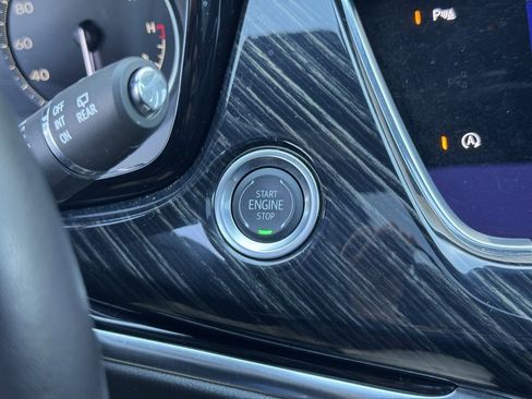 Used 2025 Cadillac XT6 Premium Luxury image 33